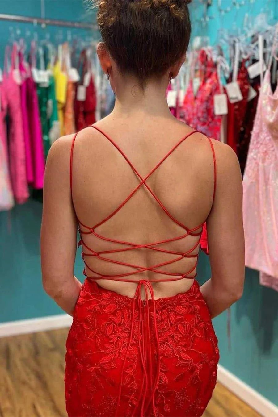 Vestido de cóctel ajustado con escote en V profundo, cordones y apliques